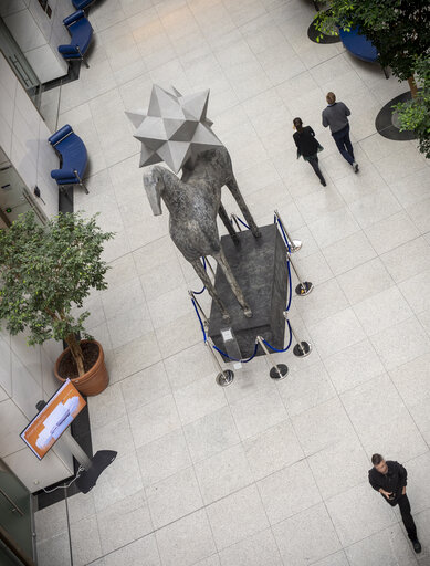 Fotografia 6: Zenith horse statue by Italian artist Mimmo Paladino in the ASP building in Brussels