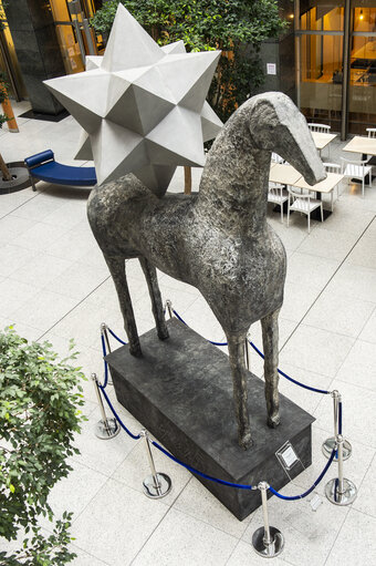 Fotografia 4: Zenith horse statue by Italian artist Mimmo Paladino in the ASP building in Brussels