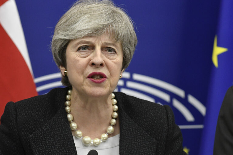 Fotografija 1: Press conference by Jean-Claude JUNCKER, EC President and by Theresa MAY, British Prime Minister following their meeting in Strasbourg