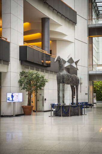 Fotografia 3: Zenith horse statue by Italian artist Mimmo Paladino in the ASP building in Brussels