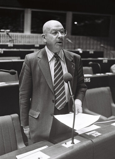 Fotografi 2: The MEP Corentin CALVEZ during a session in the hemicycle of Strasbourg in November 1979.