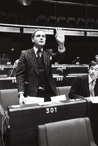 Fotografi 7: The MEP Robert J. MORELAND during a session in the hemicycle of Strasbourg in November 1979.