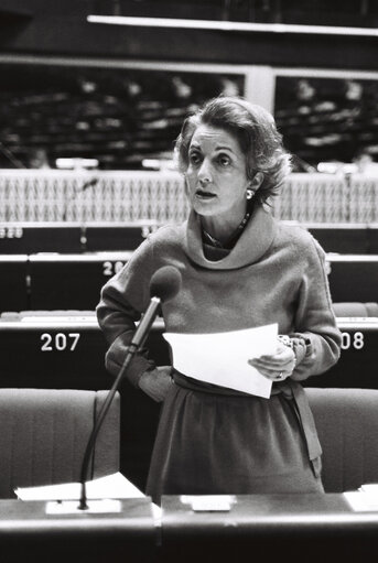 Fotografi 5: The MEP Maria Fabrizia BADUEL GLORIOSO during a session in the hemicycle of Strasbourg in November 1979.