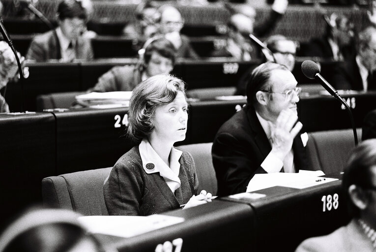 Fotagrafa 4: The MEP Gloria D. HOOPER during a session in the hemicycle of Strasbourg in November 1979.