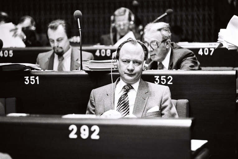 Foto 7: The MEP Kurt MALANGRE during a session in the hemicycle of Strasbourg in November 1979.