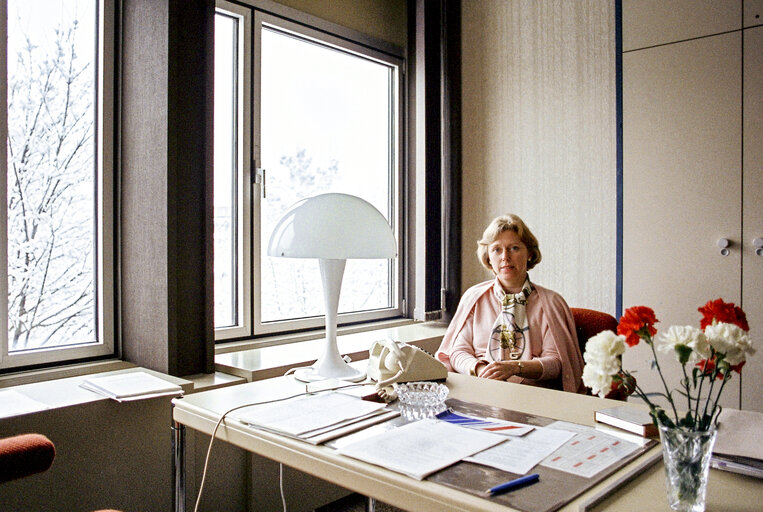 Fotografija 1: Portrait of Gloria D. HOOPER in her office at the EP in Strasbourg.