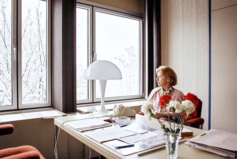 Portrait of Gloria D. HOOPER in her office at the EP in Strasbourg.