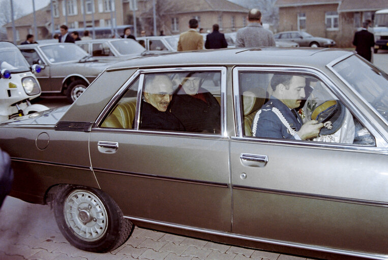 Foto 4: Visit of King HUSSEIN of Jordan to the EP in Strasbourg. Welcome at the airport by Piet DANKERT, President of the EP.