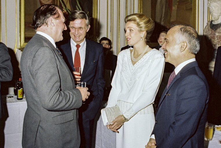 Foto 3: Visit of King HUSSEIN of Jordan to the EP in Strasbourg. The king and Queen Noor in conversation with Lord PLUMB MEP and Piet DANKERT, President of the EP.