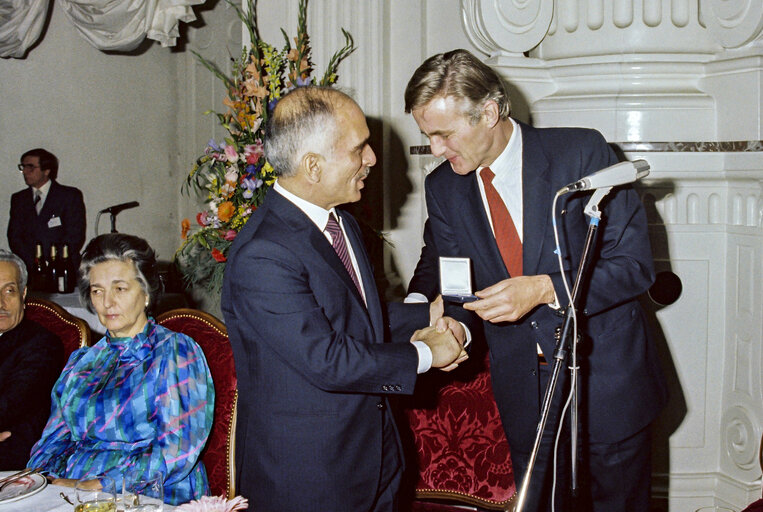 Fotografija 2: Visit of King HUSSEIN of Jordan to the EP in Strasbourg. Piet DANKERT, President of the EP presented a medal to the King.