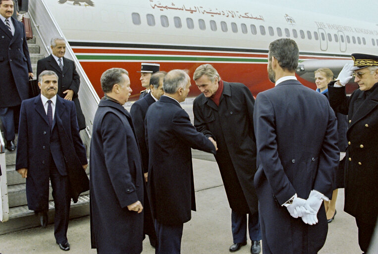 Valokuva 6: Visit of King HUSSEIN of Jordan to the EP in Strasbourg. Welcome at the airport by Piet DANKERT, President of the EP.