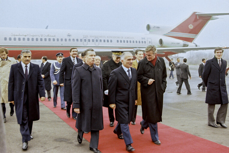 Fotogrāfija 5: Visit of King HUSSEIN of Jordan to the EP in Strasbourg. Welcome at the airport by Piet DANKERT, President of the EP.