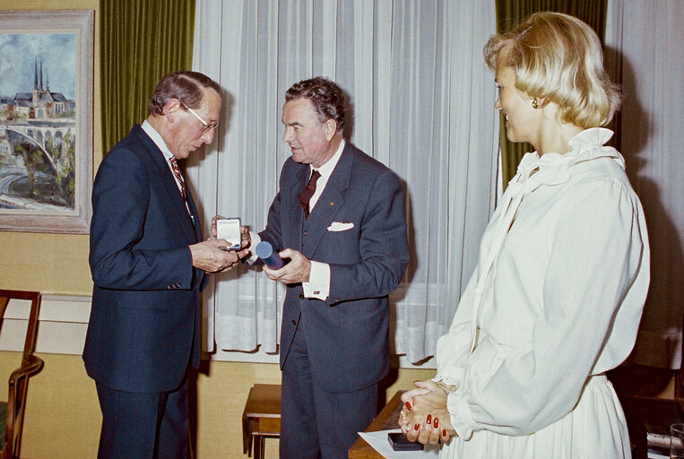 Fotografia 10: Medal ceremony with Hans Joachim OPITZ, Secretary General of the EP and Erika RINGELSTEIN. (Exact date unknown)