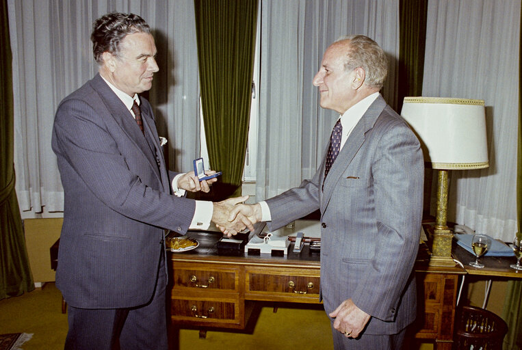 Fotografia 11: Medal ceremony with Hans Joachim OPITZ, Secretary General of the EP. (Exact date unknown)