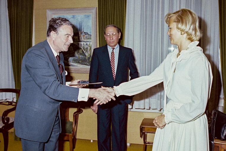 Fotografia 1: Erika RINGELSTEIN receiving a medal from Hans Joachim OPITZ, Secretary General of the EP. (Exact date unknown)