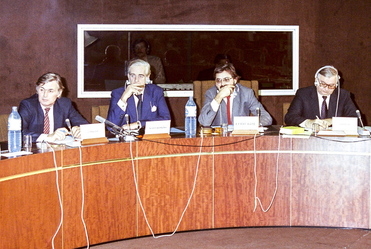 Fotografija 1: Press conference at the EP in Strasbourg; With Piet DANKERT, President of the EP Sir James SCOTT-HOPKINS, Egon KLEPSCH and Francesco CERRI, President of the Association of European  Parliamentary Journalists.