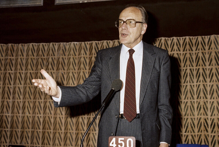 Fotografia 3: Ioannis PESMAZOGLOU in plenary session in Strasbourg. (Exact date unknown)