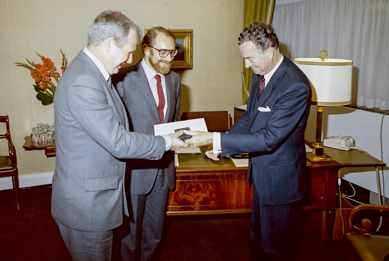 Fotografia 6: Medal ceremony with Hans Joachim OPITZ and Luigi MORMINO  at the EP in Strasbourg . (exact date unknown)