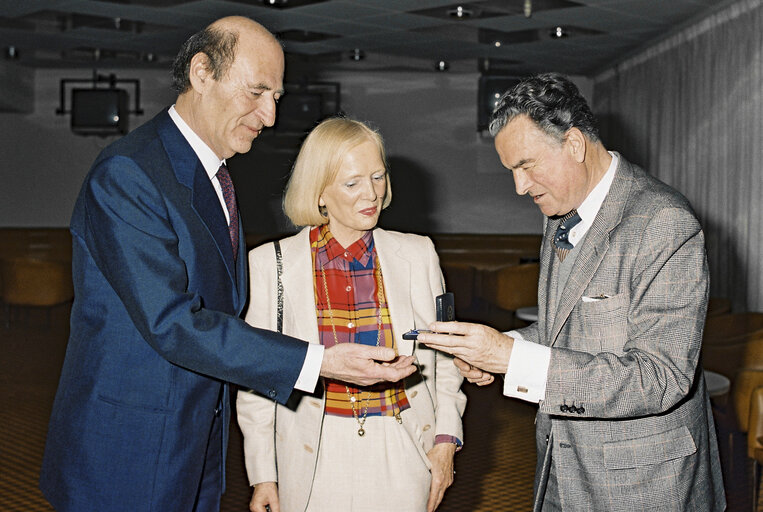 Fotografia 3: Medal award ceremony with Hans Joachim OPITZ, Secretary General of the EP. (exact date unknown)