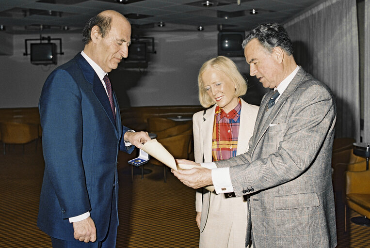 Fotografia 2: Medal award ceremony with Hans Joachim OPITZ, Secretary General of the EP. (exact date unknown)