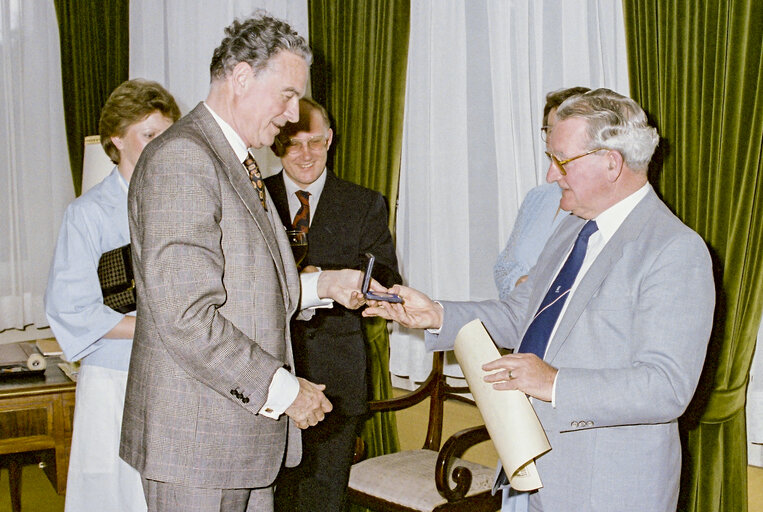 Fotografia 4: Medal award ceremony with Hans Joachim OPITZ, Secretary General of the EP. (exact date unknown)