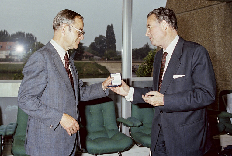 Fotografia 7: Medal ceremony with Hans Joachim OPITZ at the EP in Strasbourg. (exact date unknown)