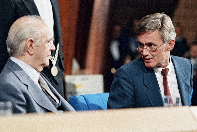 Foto 2: Visit of the Konstantnos KARAMANLIS, President of Greece to the EP in Strasbourg, where he is welcomed by Piet DANKERT, President of the EP