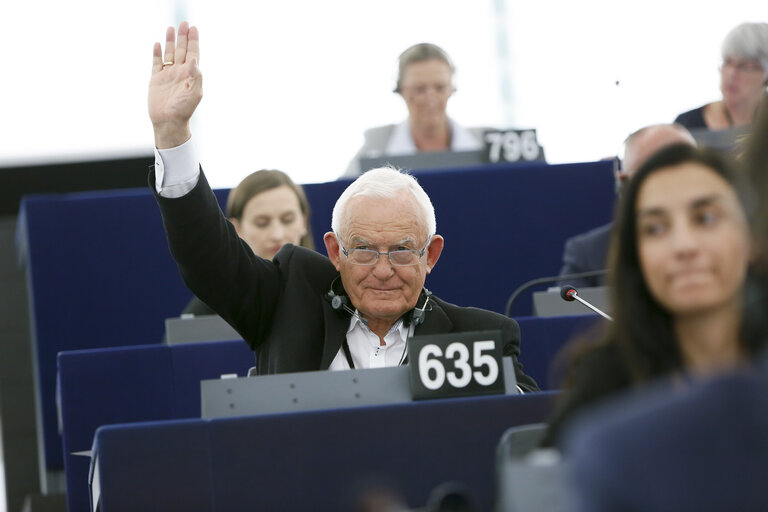 Photo 3: Leszek MILLER at the EP in Strasbourg