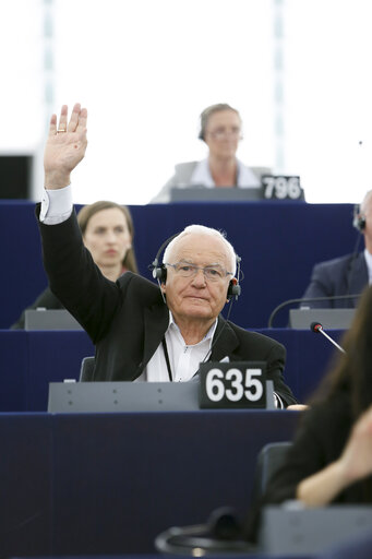 Photo 2: Leszek MILLER at the EP in Strasbourg