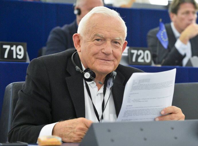 Photo 4: Leszek MILLER in the EP in Strasbourg