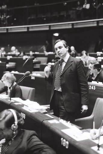 Fotografija 6: The MEP Yves A.R. GALLAND during a session in Strasbourg in March 1980.