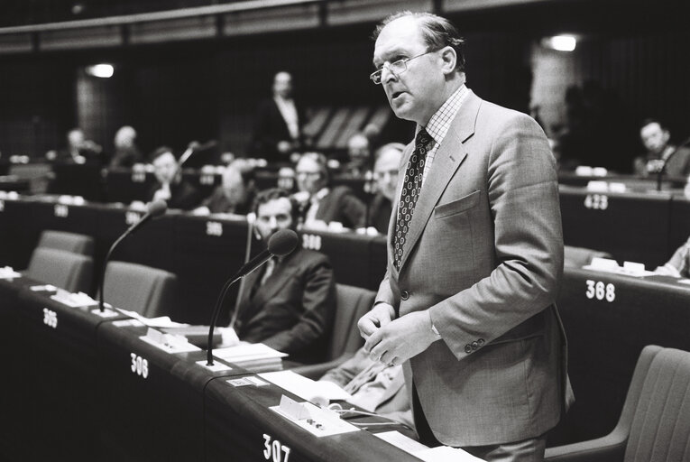 Fotografija 2: MEP Lord Henry PLUMB during a session in Strasbourg in March 1980.