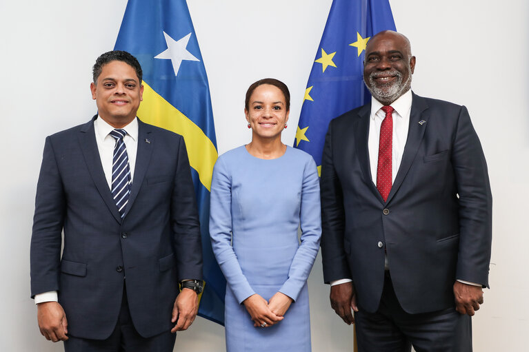 Fotografie 2: Samira RAFAELA meets with Eugene RHUGGENAATH, Prime Minister of Curacao