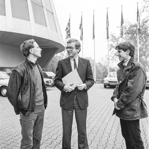 Photo 2 : MEP Hans Gert POETTERING meets with visitors at the European Parliament in Strasbourg