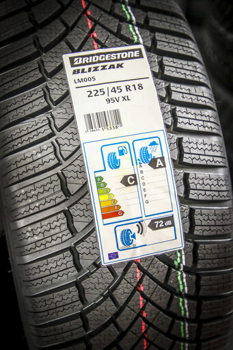 Fotagrafa 48: Tyres change private cars  - Labelling tyres