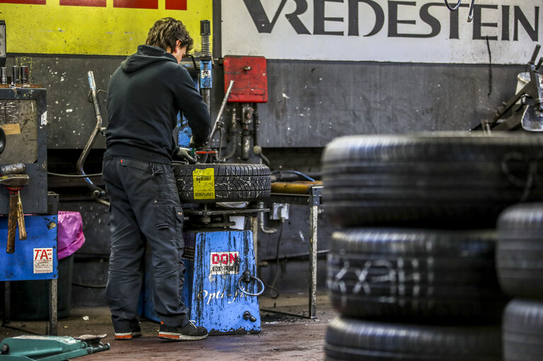 Nuotrauka 21: Tyres change private cars  - Labelling tyres - worker changing tyre