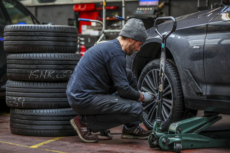 Zdjęcie 20: Tyres change private cars  - Labelling tyres - worker changing tyre