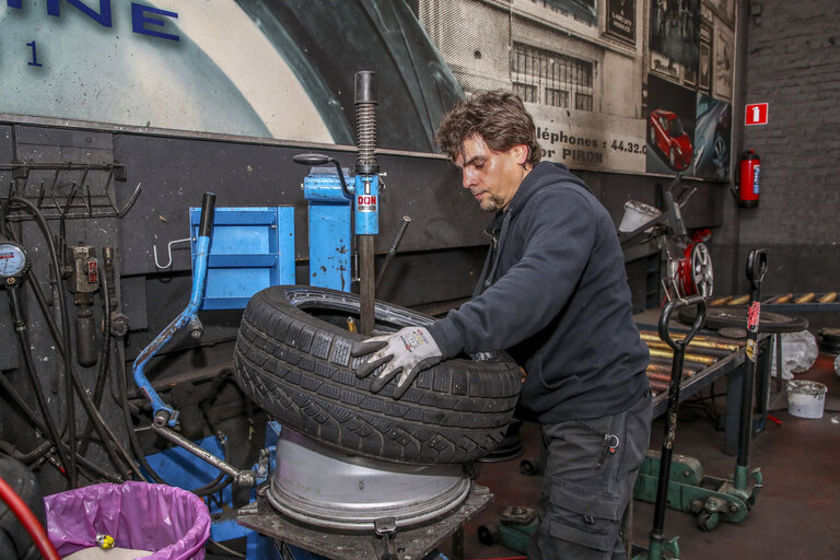 Zdjęcie 15: Tyres change private cars  - Labelling tyres - worker changing tyre