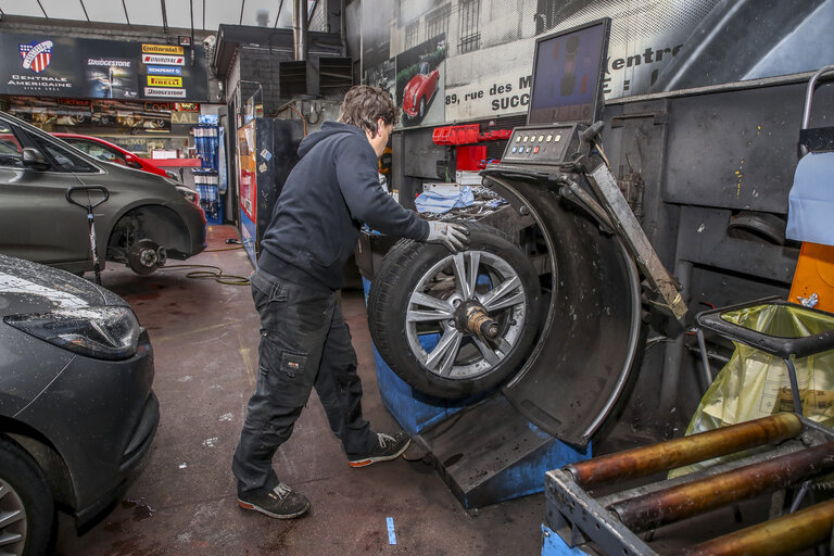 Nuotrauka 13: Tyres change private cars  - Labelling tyres - worker changing tyre