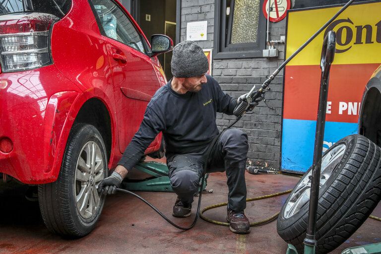 Zdjęcie 11: Tyres change private cars  - Labelling tyres - worker changing tyre