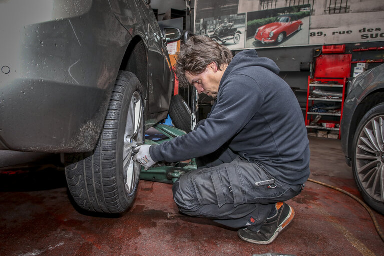 Fotagrafa 8: Tyres change private cars  - Labelling tyres - worker changing tyre