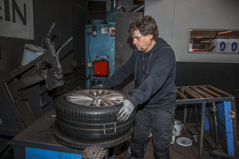 Fotagrafa 6: Tyres change private cars  - Labelling tyres - worker changing tyre