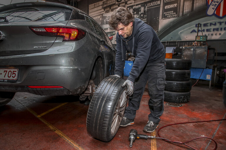 Fotagrafa 7: Tyres change private cars  - Labelling tyres - worker changing tyre