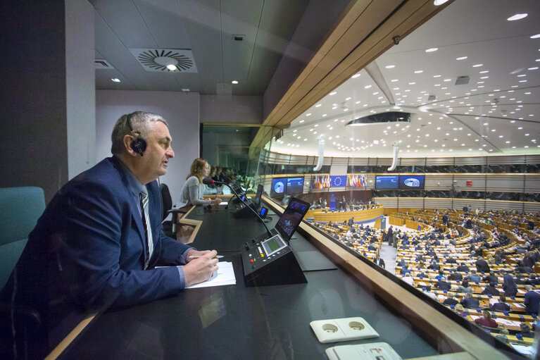 Fotografia 12: Interpreter in action at the EP in Brussels during plenary session