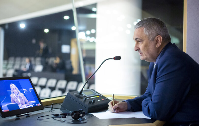 Fotografie 8: Interpreter in action at the EP in Brussels during plenary session