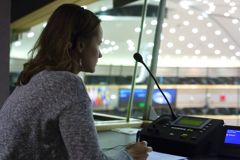 Fotografia 11: Interpreter in action at the EP in Brussels during plenary session