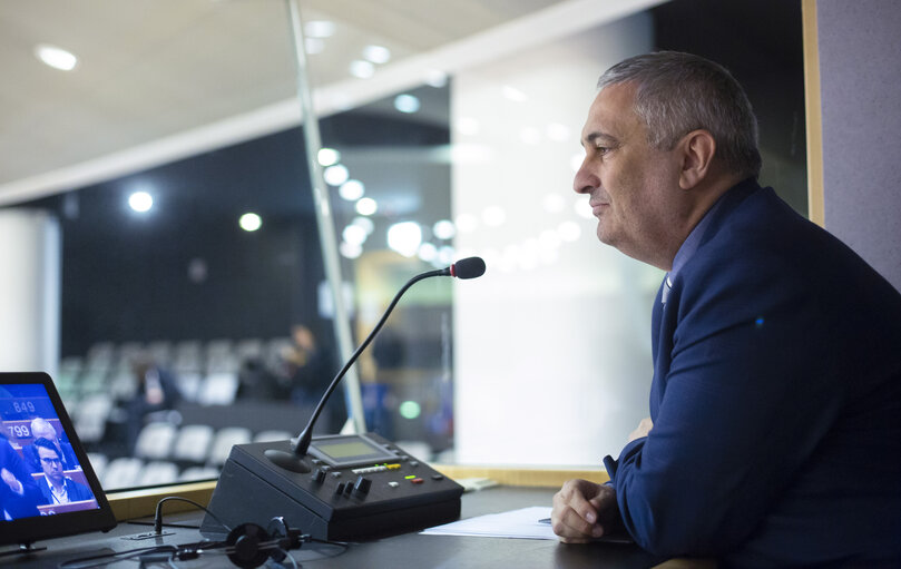 Fotografie 9: Interpreter in action at the EP in Brussels during plenary session