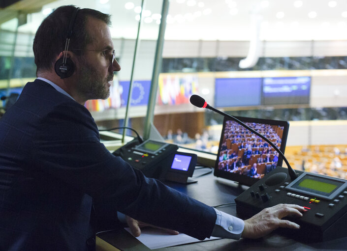 Fotografia 6: Interpreter in action at the EP in Brussels during plenary session