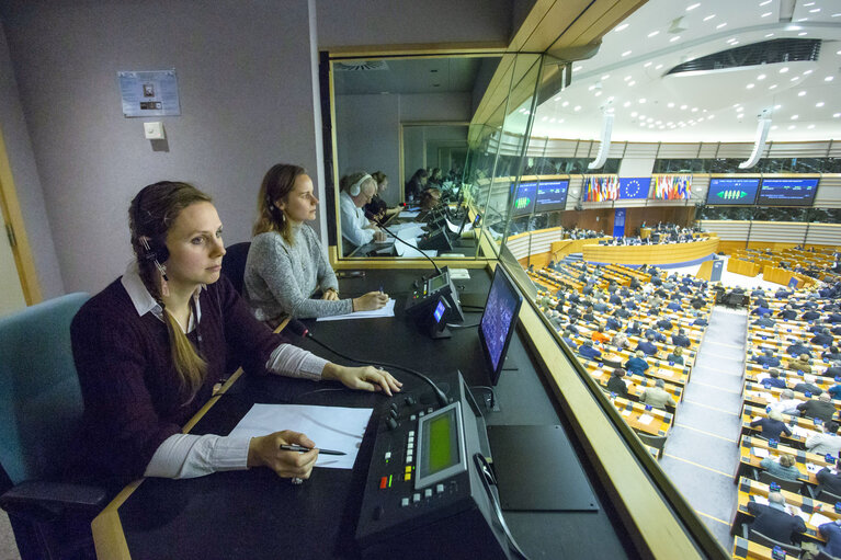 Suriet 5: Interpreter in action at the EP in Brussels during plenary session