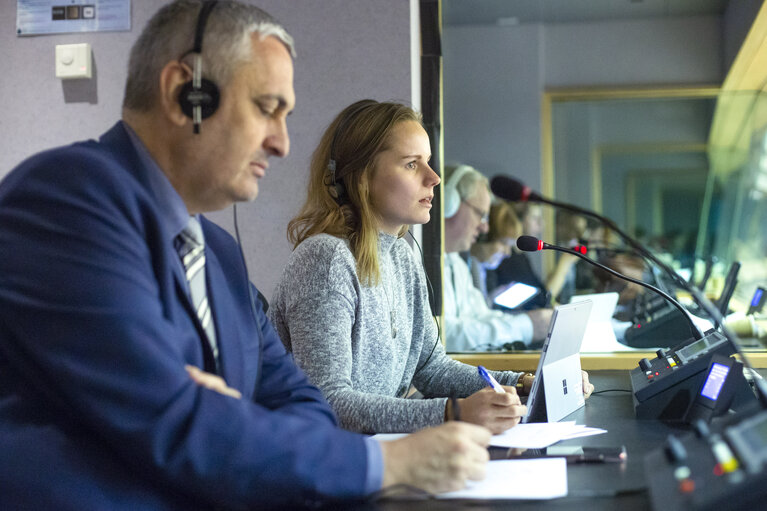 Fotografia 1: Interpreter in action at the EP in Brussels during plenary session